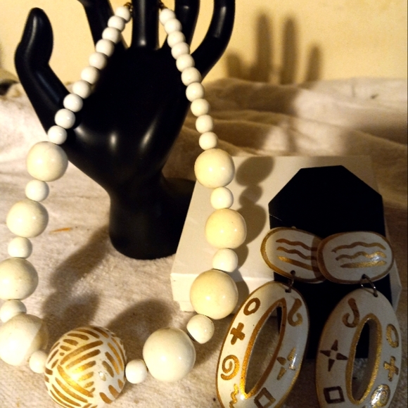 Used,not new  wood large bead choker necklace &matching  pierced wood earrings. - Picture 1 of 4